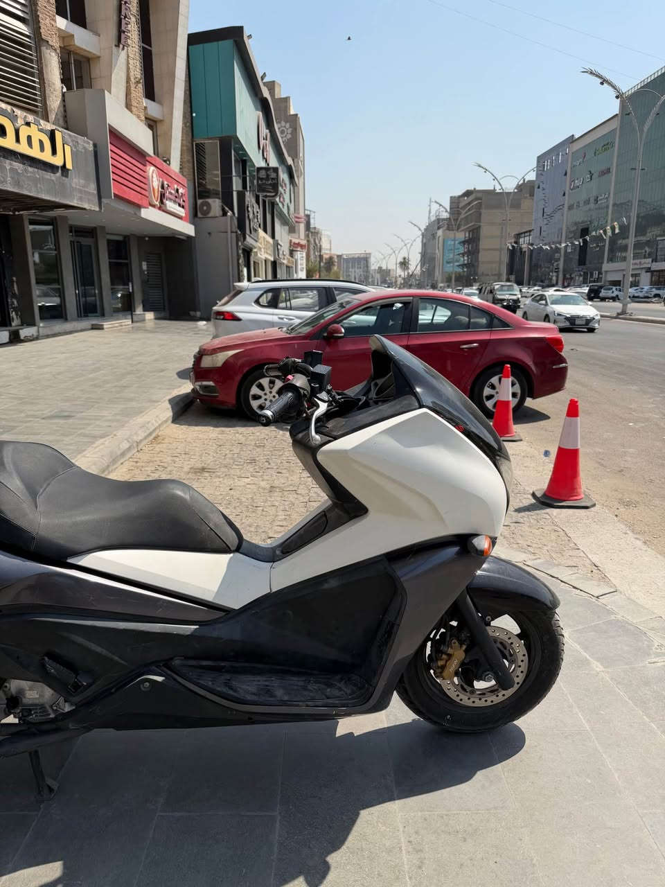 السلام عليكم 
هوندا فاز 250CC  S7 
الدراجة نظيفة مابيها اي عطل كهربائيات او مكينه 
-الدراجة اس سفن(S7) يعني بيها سبورت مود وتجي فول
-تدفئة يدات
-باتري جديد 
-تايرات جدد 
-ادامه كامله 
-الدراجه معتني بيها وادامه كامله ك مكينه 
-بيها نقوصات بسيطه 
الدراجه سعرها 11 ورقه وبيها مجال للشراي مستعجل على بيعتها 
مكاني بغداد الشراي يجي خاص او يتصل‬ واتساب موجود وانشاء الله منختلف
*********** بغداد, العراق
