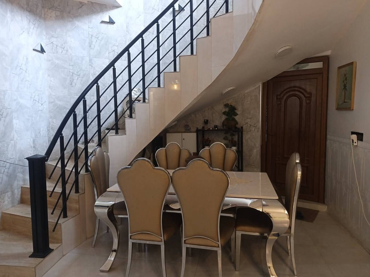 بيت للبيع مساحة البيت ٢٠٠ متر  واجهه ١٠ نزال ٢٠
زراعي الجمعيه الثالثه     
اتصال ع الرقم  ***********
 بي اربع غرف نوم 
وصاله واستقبال وحديقه وطابقين
