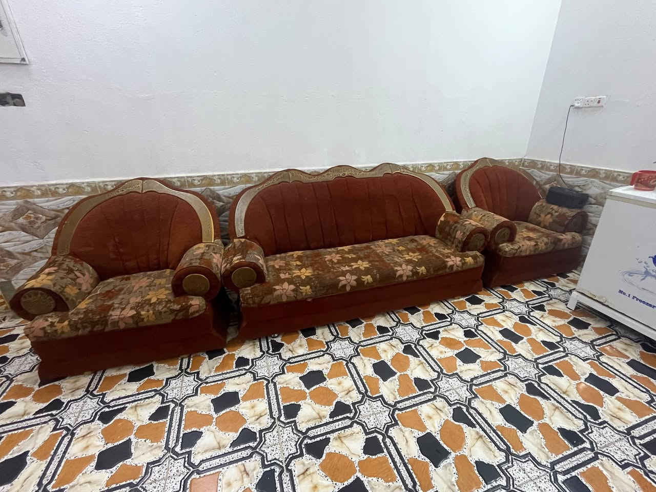 تخم مستعمل للبيع ثنين قنفات و٤ كراسي سعرهن جدا مناسب للاتصال هذا رقمي ***********
