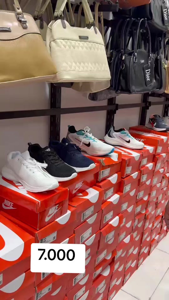✨ مجمع مصطفى البصام ✨ 🔥 عرض خاص وبلاش 👟 حذاء نايك شبابي نسائي 💥 السعر 7000 دينار فقط 📍 العنوان: الشرقي - قرب مجمع محمد البصام 📲 حجز واتساب: ⁠***********

نص مكتوب في الصور:
- 7.000