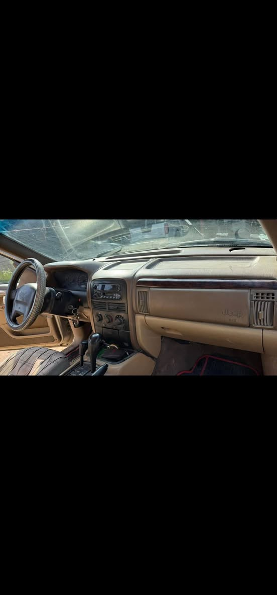 جيب كراند شيروكي موديل 2000 ..
باسمي سنويه ل2031 وهزه قبل كم يوم .. 

رقم انكليزي الجديد .. 

سيارة 🚗 جاهزه كير محرك حداديه كهربائيات طخم تايرات جدد مابيها نقص . محرك فيفيتي 3000 .. التبريد شغال ومن يومين صار بيه ليك .. 
لايت زنون عالي ناصي .. 
شاشة عريضه وسستم صوت شادهن بورقتين .  

السعر 47 قفل ..
تفاصيل اكثر 
***********
