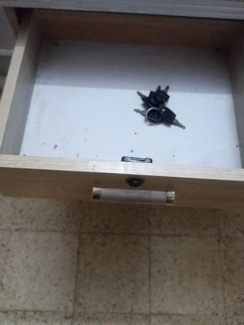 سلام عليكم ميز كيمنك للبيع مجرات 2جبيره وصغيره وباب واحد مفاتيح ويا سعر75 بي مجال مكان بغداد البياع الهاتف ***********

