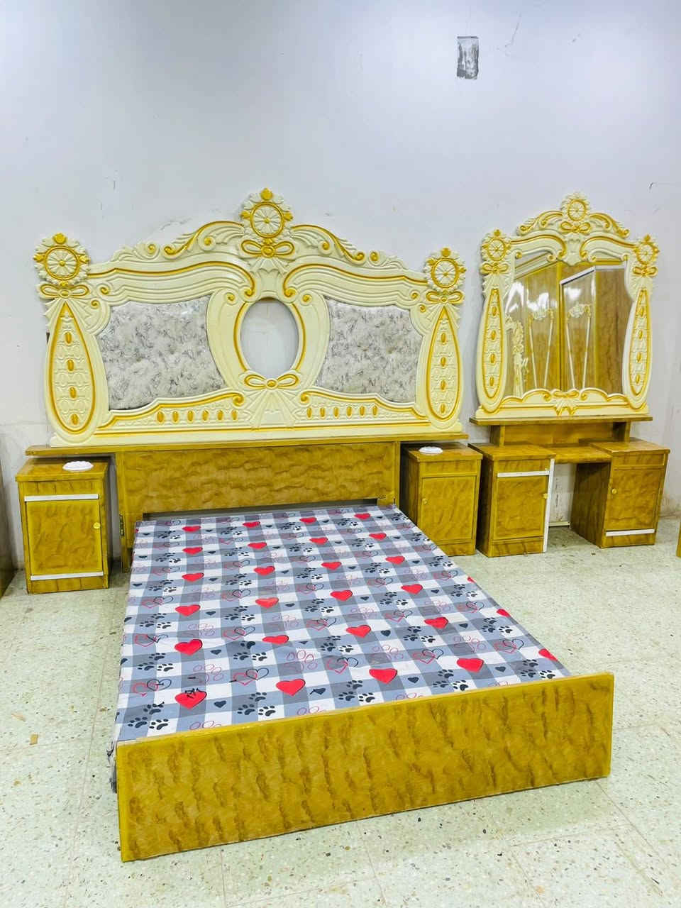 سلام عليكم غرفه صاج تصميم تركي كامله اي ضرر مابيها بسعر 400 يوجود توصيل داخل بغداد عنوان مدينه هاذ رقمي *********** بي واتساب
