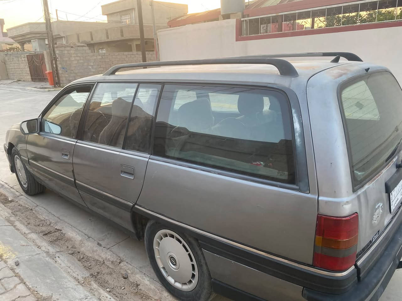 جاهزة بس تصعد 
كير اوتوماتيكيا محرك بالشرط 
مابيها صبغ كلوا شركة 
25 ورقة وبيها مجال للشراي
***********
