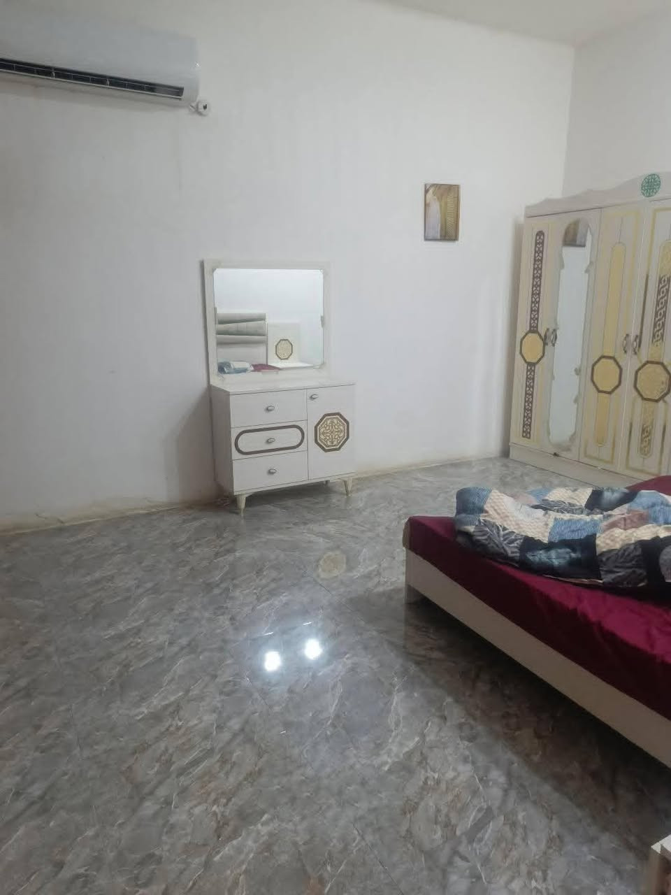 سلام عليكم بيت منطقه عميشه للبيع المساحه 200 طابو صرف بناء حديث ويحتوي غرف 3 بيه مطبخ حار وبارد بيت كامل تحويل ثاني يوم مامطلوب البيت جاهز كدامك شارع وساحه مستقبلن صير حديقة لاستفسار اتصل على رقم ***********،/*********** الخاص مفتوح بيت كامل والله شاهد بيت حلو ونفه/
