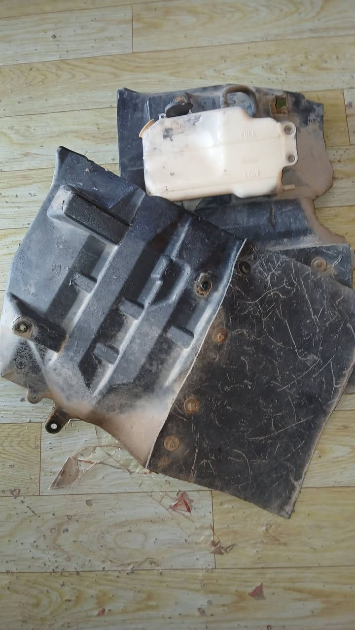 غراض تيوتا داينا بتره للبيع قماره ..اكسل طبكسنات...بدي ...محجر ...جك ..قماره.. مكاني بغداد ..مكينه بانزين تو واي 4,

نص مكتوب في الصور:
- علاوي هادي
- كروب كنتر تيوتە ازوزه مازده ق_ - انضمام
- علاوي هادي - ه
- قمارة تيوتا للبيع ***********
- ***********