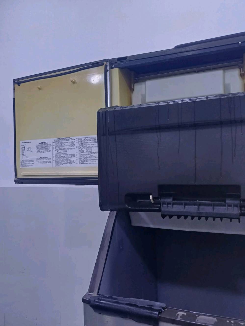 ماكينة صانعة ثلج تجارية (Commercial Ice Machine)
​الحالة: شغال وبحالة ممتازة وجاهز للعمل.
​المواصفات: هيكل ستانلس ستيل ستيل متين، حوض تخزين سفلي كبير، وقدرة إنتاج عالية للعمل الشاق.
​الاستخدام: مثالية للمطاعم، الكافيهات، والمطابخ المركزية.
​
هلا عمي، تگدر تذكرلنا الموديل/البراند بالضبط وشكد إنتاجها باليوم تقريباً (مثلاً 300، 500، 600 كيلو)؟: 
250k امريكيا
وين موقع الماكنة حالياً بالمحافظة/المنطقة؟ وهل اكو توصيل لو الاستلام بس من المكان؟: 
بغداد فقط استلام
هل بيها أي ملاحظة أو عطل خفيف مثل تسريب، ضعف تبريد، صوت، أو تحتاج تنظيف/صيانة قبل الشغل؟: 
نظيفة جدا
هل تريدها تنباع وية التجربة والفحص قبل الشراء، لو جاهزة تسليم مباشر؟: 
تكدر تفحصها
شنو آخر سعر إلك وهل السعر قابل للمساومة؟: 
نعم بيها مجال