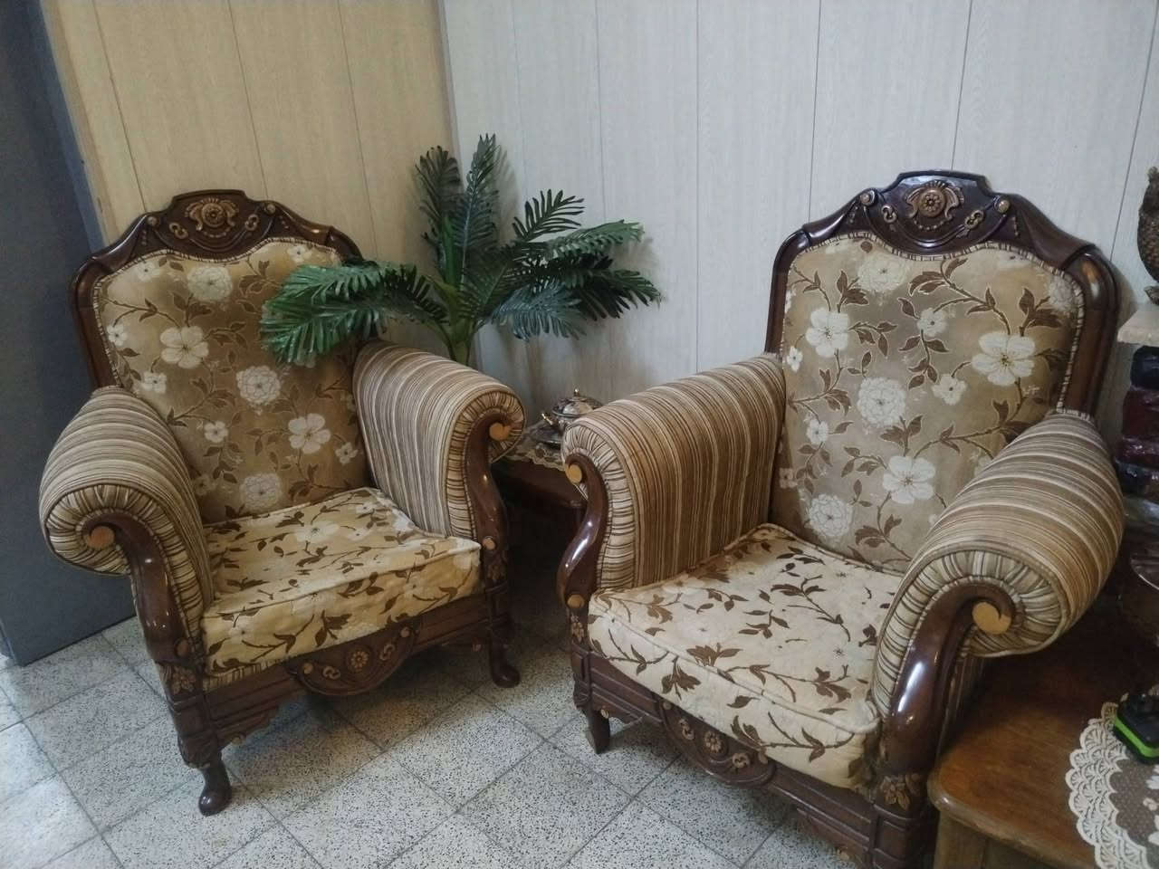 سلام عليكم قنفات نظيفه وجديده للبيع مستعجل للتواصل واتساب ***********
