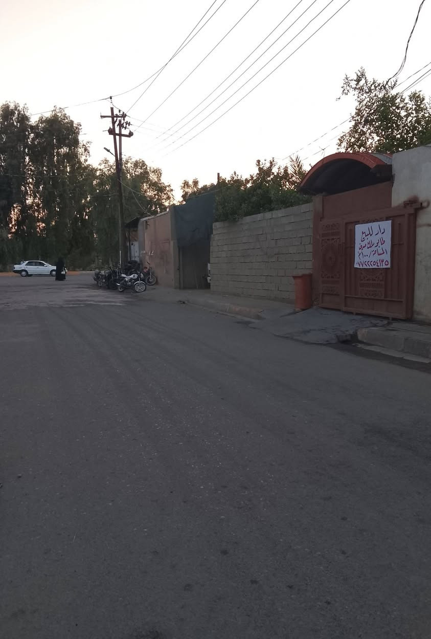 دار للبيع طابو ملك صرف موقع بهرز دواسرمقابل بيت الدفاعي اول بيت مساحه 100متر طابقين يحتوي الاول غرفه ومطبخ واستقبال وصحيات وكراج سياره والثاني غرفه وصحيات مع بيتونه سطح استفسار***********

