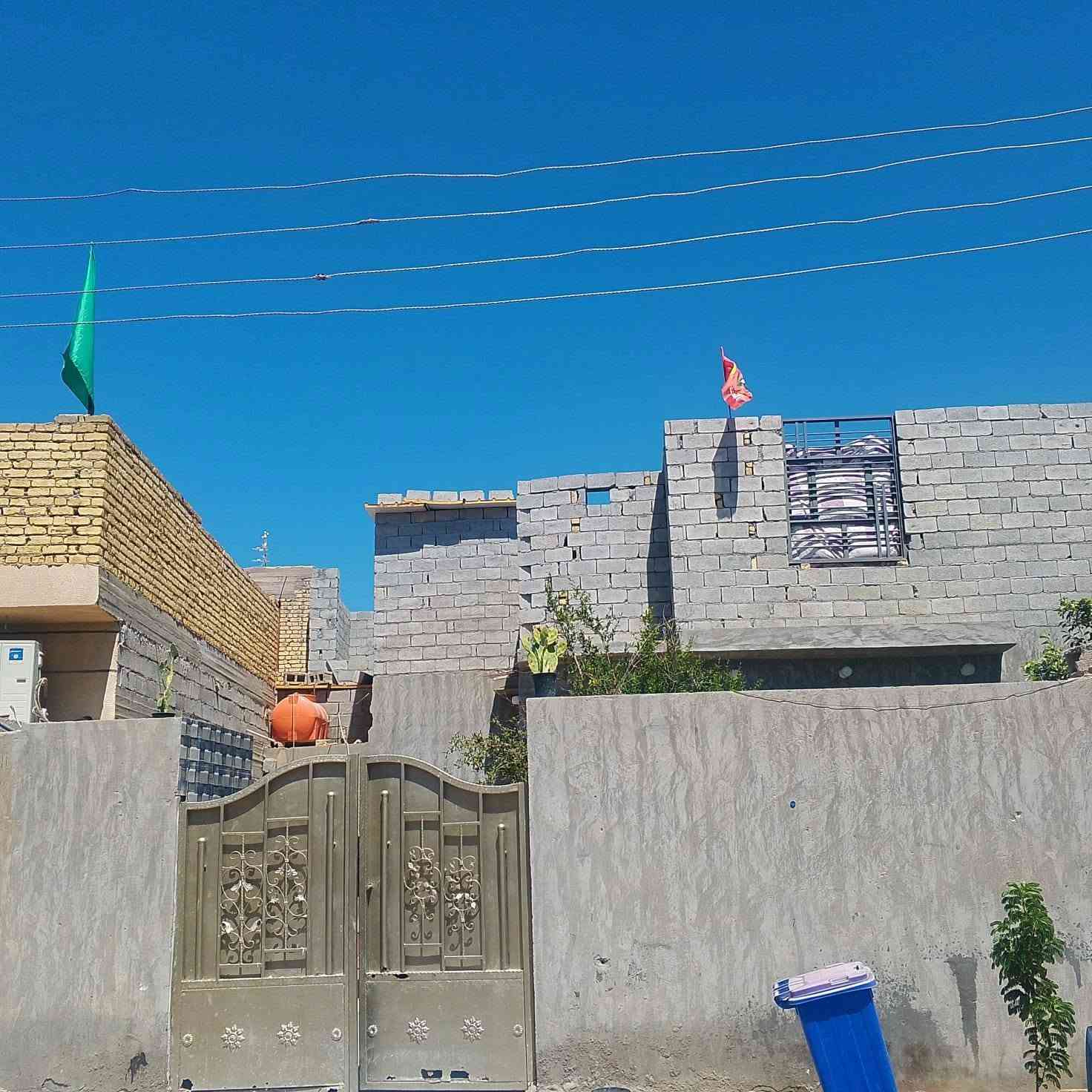 سلام عليكم
ااقرأو التفاصيل زين........
عقار للبيع طابو زراعي عثماني سند 25 اقرار محكمه مساحه 240متر

✅1: يحتوي الدار على 2 غرف نوم + صاله كلش جبيره + 2 مناور + حمام داخلي + مطبخ + حديقه وطرمه كلش واسعه 
............ 
✅2: الطابق ثاني نفس بناء طابق الاول... واصل مرحتلة السقف 
............. 
✅3: الدار ركن عل شارعين عرض كل شارع 10 متر يبعد عن التبليط 20 متر ".... ول شوارع كلهاا سبيس وزفلت تبليط قديم الاسود 

......... 

✅4: ماء+ كهرباء + خدمات البلديه 

ملاحضه هامه ✅
..................  
بناء دار بلوك كهرباء درجه اوله السقف صب كونكريت 
الارضيه سيرامك..  ولاضلاع جص وبورك 

العنوان وارقام تواصل ✅
.................
الزراعي جديد مجاور حي الخطيب..  بل تحديد قرب (غركانه. ام حيدر) ***********او ***********الاثير بي واتساب السعر 55وقابل للتفاوض
