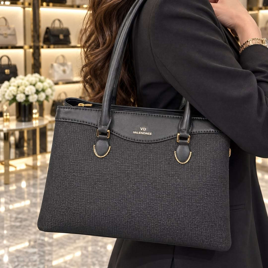 � وصلت الموديلات اللي تخلّي محلك غير! 🔥

👠 أحذية نسائية بأحدث الموديلات
👜 حقائب راقية ومواكبة للترند
📦 بيع بالجملة وبأسعار خاصة للتجار
✨ تشكيلة تتجدد باستمرار
🚚 تجهيز وشحن حسب الطلب

إذا أنت صاحب محل وتدور على موديلات مطلوبة وسعر جملة…
📩 راسلنا وخلي تجارتك تبدأ من هنا.

📍 بغداد – الشورجة – شارع الرشيد – فرع الذهب
📞 ***********

نص مكتوب في الصور:
- VD VALENDONE BAGS FOR A BRIGHTER YOU FASHION STYLE BEAUTY ELEGANCE IN EVERY DETAIL