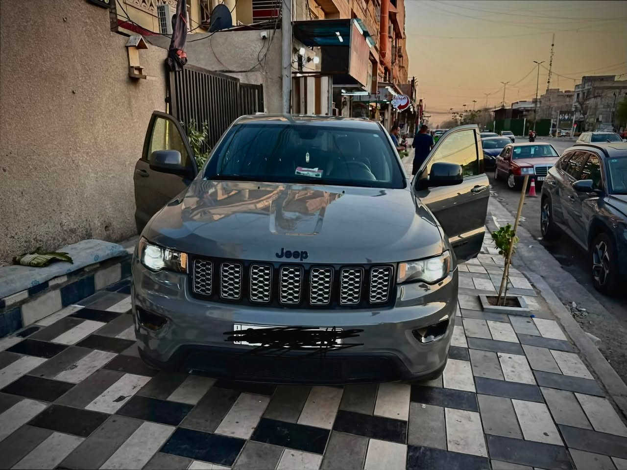للبيع جيب جراند شيروكي 2022  رقم سليمانية وللبيع حادثها موضح بالصورة هي و السونار  جاملغ الأيمن مبدل و الجاملغ الثاني مسروق 
فول مواصفات  ما عدا الفتحة 
ماشية 62 الف m 
اني عسكري و السيارة  استخدام شخصي اروح بيها للدوام واجي وابد ما متعبها 
و دهنها ابدلة من شركة هارلم و بانزين اخبطلها سوبر ومحسن و عمرها ما شافت العادي 
السعر 240 $ وبيها مجال بسيط 
للاستفسار اكثر اتصل على الرقم ***********
