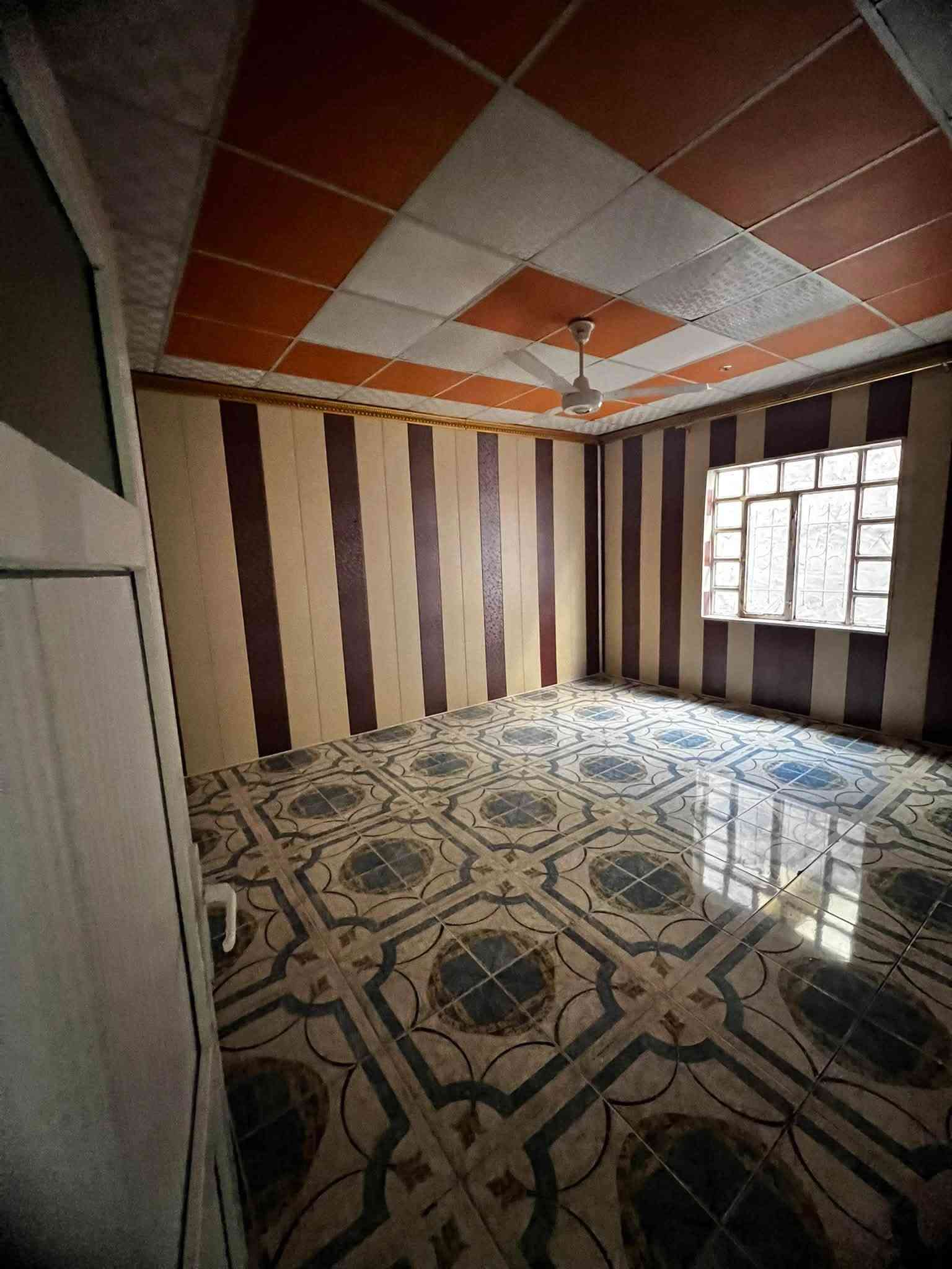 بيت للبيع  منطقه ساده 550 متر 
بعيد على شارع عام اب فرعين 
سعر 105 
*********** بي وتساب هم

