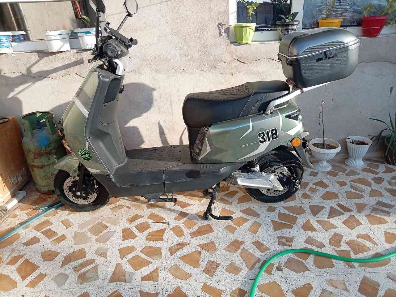 للبيع ماطور شحن 318 بطاريات  وقفه لون ماطور زيتوني مستعمل 8اشهر تايرات جداد كدام وخلف دسكات جداد كدام وخلف 4نمرات سرعه ملف 2000سعرماطور 450وبي مجال للطيبين الشراي ينتصل عل هذا الرقم التالي ***********ورقم الثاني
