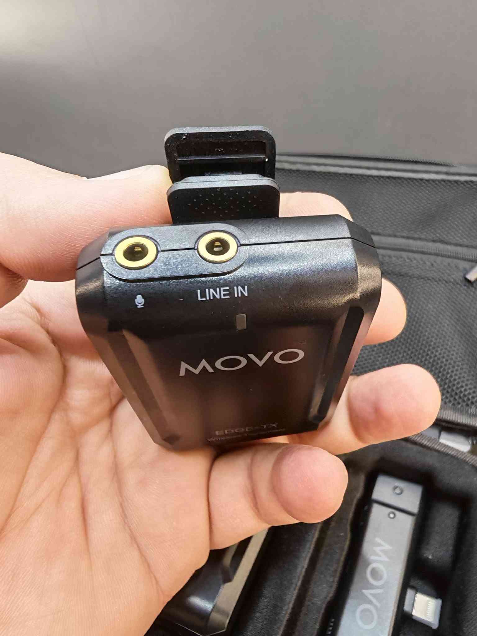 متوفر مايكات لاسلكية احترافية 🎤 ماركة Movo EDGE-DI اصلية للأيفون 📱، جديد غير مستخدم، مع العلبة الاصلية وكافة الملحقات، كوالتي ممتاز جدا
يوجد توصيل لكافة المحافظات ***********
تفاصيل المنتج:
سيت مايكروفون لاسلكي ممتاز جداً لصناع المحتوى، المقابلات، والتصوير. والإعلانات 
 * الماركة والنوع: Movo (EDGE-TX / EDGE-DI) الأصلي.
 * المحتويات: 2 مايك إرسال (Transmitters) + قطعة استقبال تربط مباشرة بفتحة شحن الأيفون/الآيباد (Lightning) + جميع الملحقات والأسلاك والحقيبة الأصلية.
 * المميزات:
   * صوت نقي واحترافي وعزل مميز للضوضاء.
   * مدى وايرلس ممتاز وعملي جداً.
   * سهولة الاستخدام (ربط مباشر بدون تعقيدات).
 * الحالة: جديد غير مستخدم
