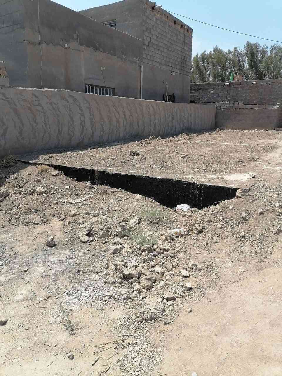 للبيع.. بتلو ٢١٦ م صب كونكريت ٥٠ في ٥٠ يحتوي على ٢ غرفه نوم وصاله ومطبخ واستقبال وصحيات واجهه ١٢ م ونزال ١٨ حي زليزل كاع بيت مبدر دواح مقابيل سيد شهيد الجمراوي متوفر ماء وكهرباء كما هو موضح في الصور والفيديو أدناه للاستفسار مراجعه مكتب القريني للعقار الجمعيه بالقرب من السايدين *********** او ***********
