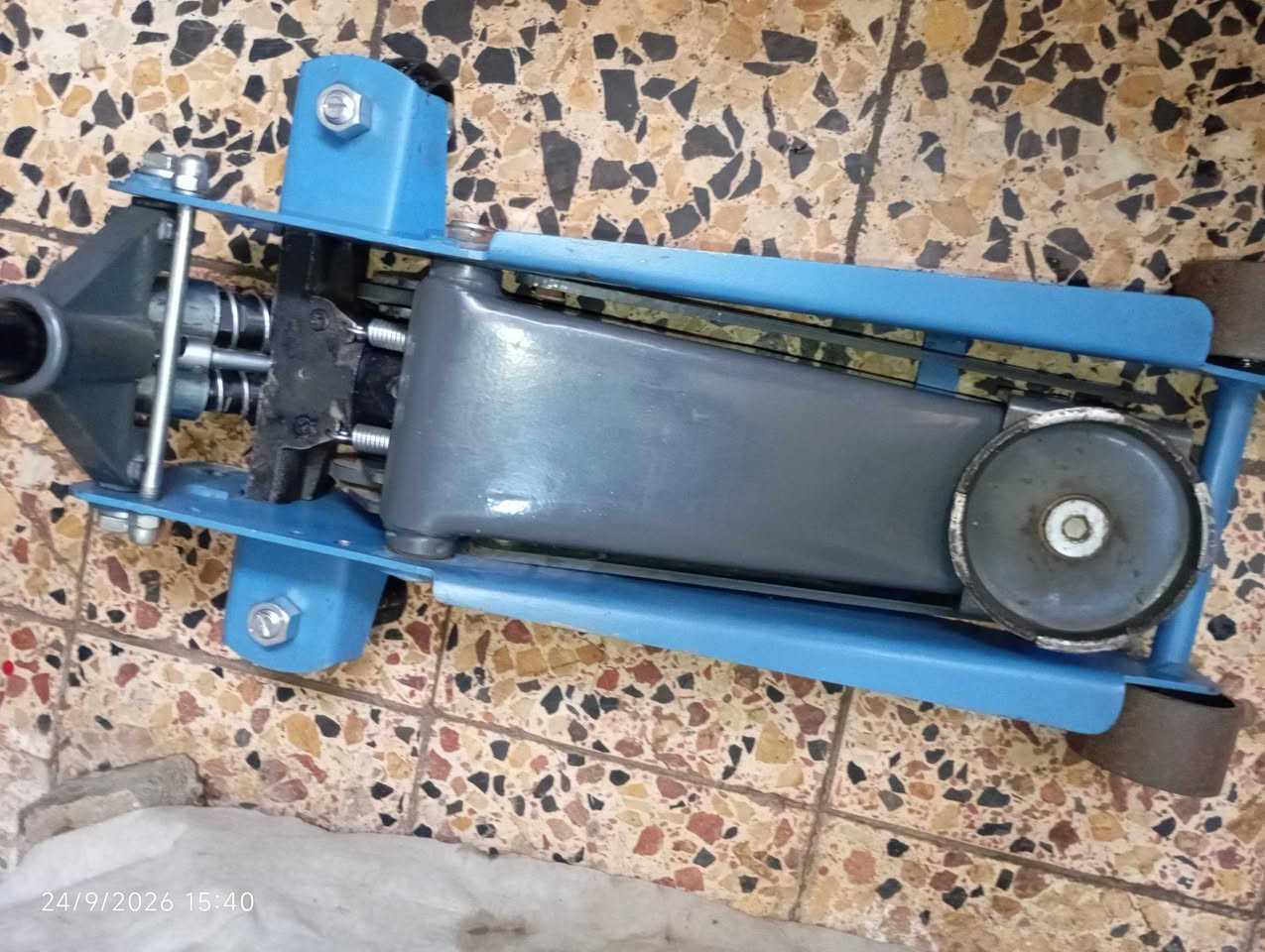 ⭕ يوجد توصيل لكافة المحافظات جك عربانة دبل بستم 3 طن جديد مستعمل فقط مرة واحدة خالي من أي نضوح شرط الفحص أمام المندوب 
السعر 100 ألف 
***********

نص مكتوب في الصور:
- 24/9/2026 15:40