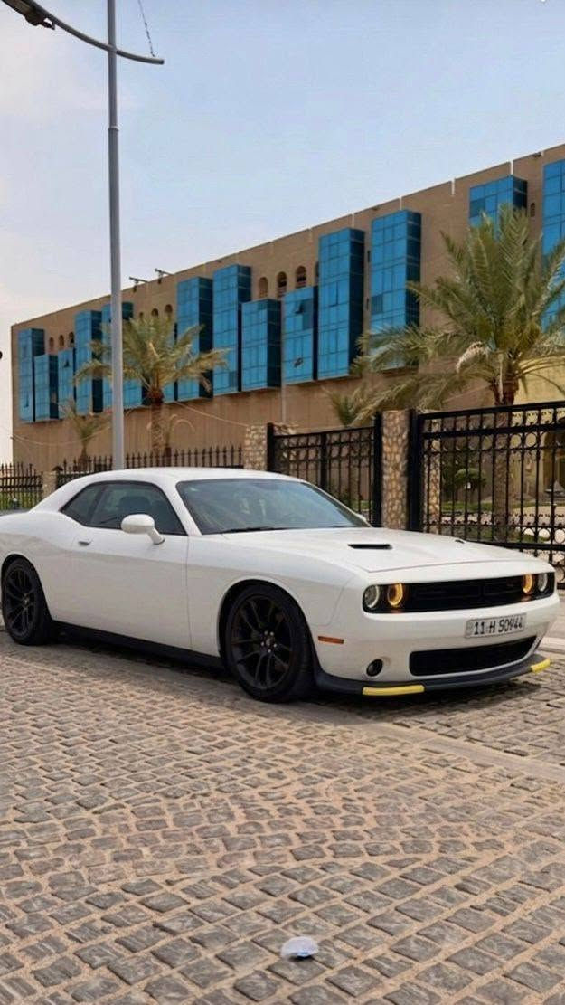 دوج تشالنجر ٢٠١٨ للبيع
مواصفات sxt Black top
تشغيل عن بعدRemote Engine Sta
دخول ذكي وبصمه تشغيل Smart Key with Keyless Entry
شاشه كار بلي Apple CarPlay
نظام اي بي اس مع نظام مانع انزلاقABS (Anti-lock Braking System) & Traction Control
مثبت سرعهCruise Control
وبعد بيها هواي مواصفات مكينه 3.6L كير 8 سرع سياره داخله كلين انه ضربتها بالعراق نعوجن فقط مكان البراغي الي تنشد عليها البدنه مال الدعاميه سياره نضيفه ونصبتها حلوه بيها بارد بالجاملق الخلفي والدعاميه الاماميه يرادلها صبغ الباقي كله جاهز رقم بغداد بأسمي تحويل مباشر مكان السياره بصره للاستفسار اكثر ***********السعر خاص
