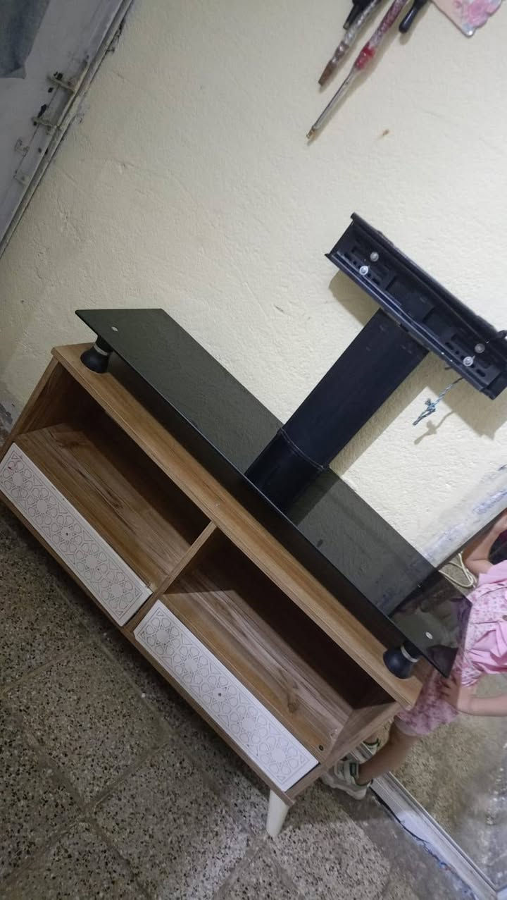 ميز   بلازمه جدا نضيف   السعر 40الف  كربلاء حي التعاون الرقم وتساب فقط ***********
