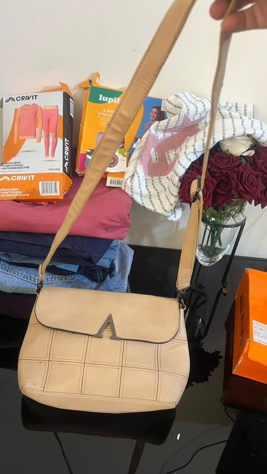 باله يحتاج تنظيف فقط مابي اي شي نظيفات واكو بيهم ماركات توصيل بغداد ومحافظات 5 للحجز ***********
الصغار على الفين والكبار كل وحده وسعره
