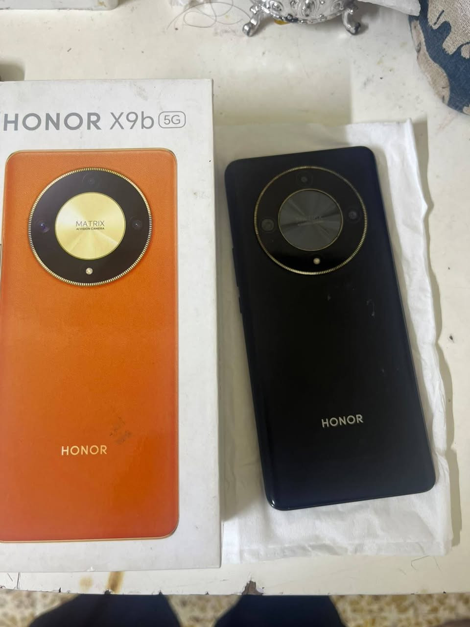 السلام عليكم جهاز HONORX96 الجهاز ما مفتوحكرتون مع الجهاز بيه فقط بيكم فطر بالجلاس وليس وليس بالشاشه مثل ما واضح بالصور وبي اثر طبع مال تيك توك لان هونر كله يطبع الذاكره 256 الرام 12 بطاريه 5300 ببجي 60 فریم فول هسه السعر 225 وبي مجال قليل الرقم ***********
