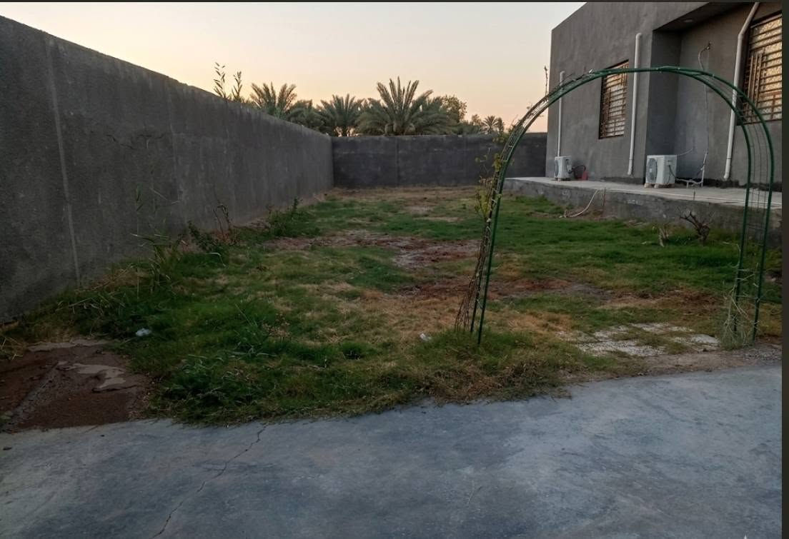 سلام عليكم بيت مساحته البناء 200 المساحه الكليه 700 متر يحتوي على غرفتين نوم ومطبخ وهول وستقبال مجمع صحيات داخليه وخارجيه.سند 25 بسمي تحويل مباشر.

الخدمات كهرباء ما ساله مدرسه تبليط 75متر عن البيت منطقه هاده وحلوه وناسه طيبين 
البيت بناء حديث سنه 2025 
الموقع قرب سيطره الاثار منطقة الفنديه يبعد عن شارع حله بغداد 400متر.
***********
