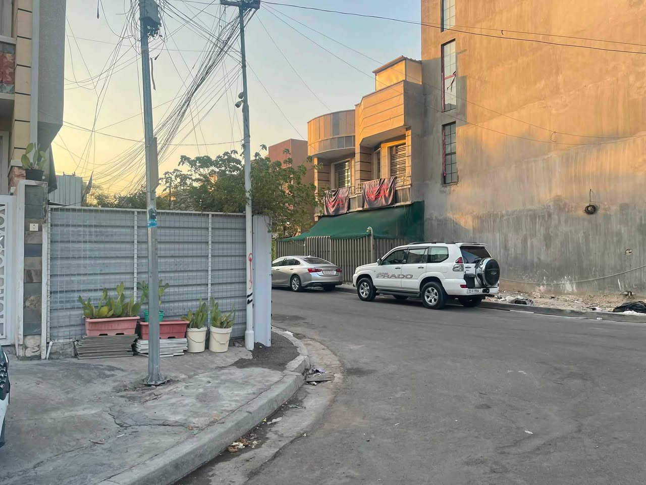 للبيع دار قديم تفليش يعتبر ارض المساحه 187.5 الواجهه 7.5 والنزال 25 سند مفرز مستقل ( باسم شخص واحد ) وحالياً مستأجر بالشهر مليون وميه يسلم فارغ حسب طلب المشتري الموقع شارع فلسطين العقاري محله 502 قرب شارع الخيمه الفرع عريض ونافذ للاتصال *********** او *********** شركة الخيمه للعقار

