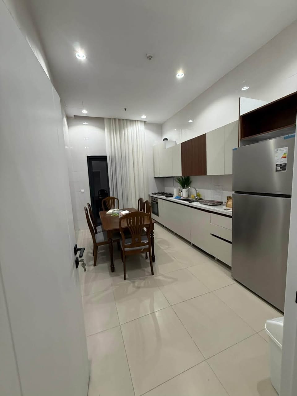 شقة للبيع مجمع رويال ستي مساحة 144م البانيه 3
طابق 1
تحتوي على 2غرف نوم 
3 حمام 
مطبخ
صالة لوندري 
السعر 31شدة
***********
