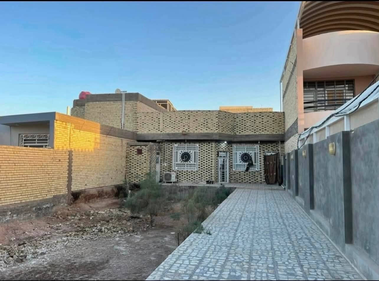 🏠 دار للبيع في الكوفة – حي الجماعة

📍 قبل الأقسام الداخلية لجامعة ابن حيان – موقع مميز

📐 مساحة الأرض: 407م² | البناء: 165م²
📏 الواجهة: 11م | النزال: 37م

🏠 دار طابق واحد
استقبال + صالة + غرفتين نوم + مطبخ
صحيات داخلية وخارجية + حديقة + كراج
🌳 مساحة أرض واسعة وقابلة للاستفادة

💰 السعر عند الاستفسار
📞 واتساب أو اتصال: ***********

