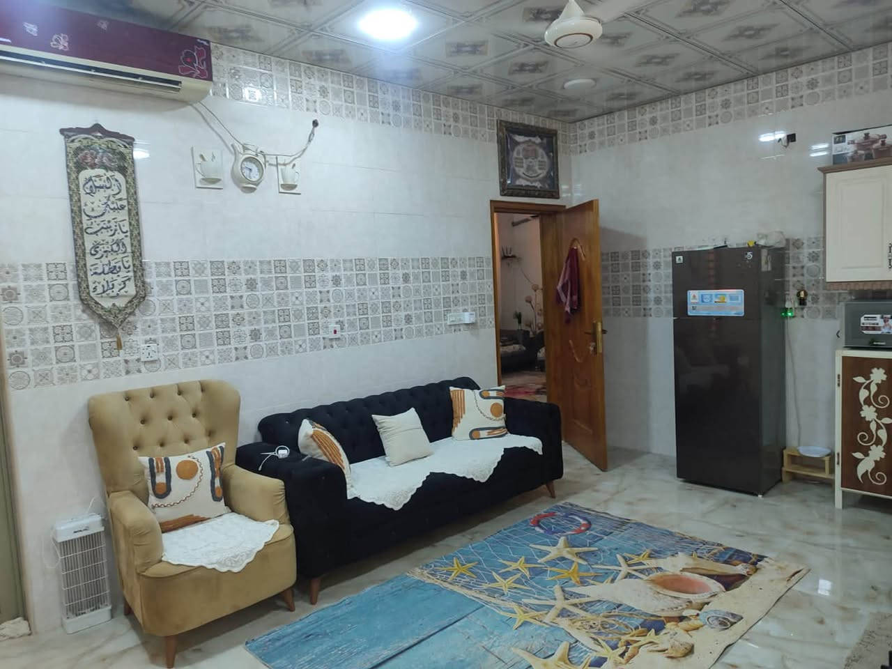 بيت للبيع في مجمع ابن يقطين مساحتة 200 متر مطلوب 114 يتكون من غرفتين وصالة ومطبخ وبراني ومجمعات صحية للاستفسار ***********
