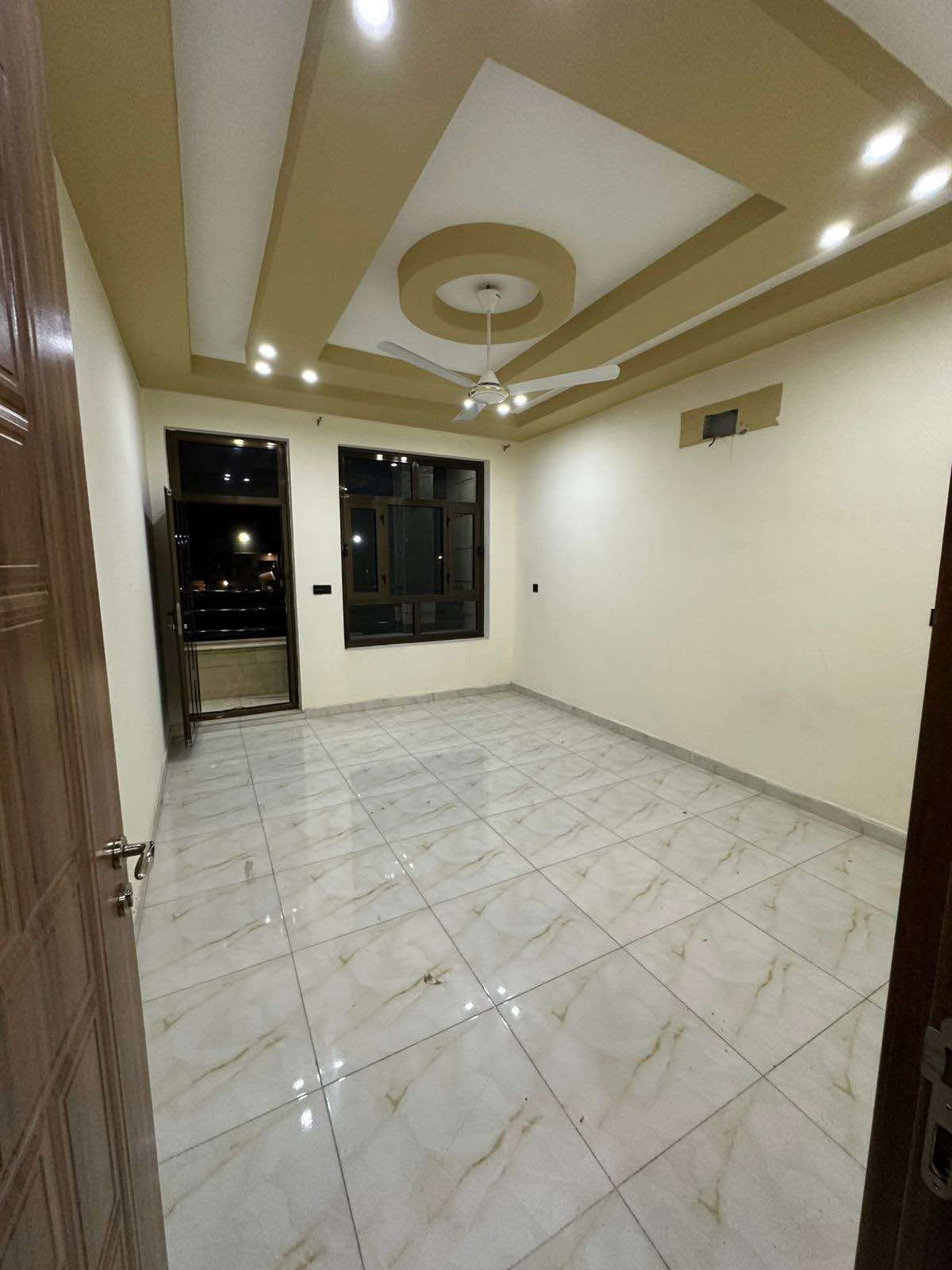 🏡 للإيجار في السيدية | فرصة مميزة

📍 الموقع: السيدية – الضباط – فرع جامع الأقصى
📐 مساحة العقار: 100 م²

✨ مواصفات العقار:
• 3 غرف نوم 🛏️
• صالة واسعة ومريحة
• مطبخ
• خدمات عدد (2)
• توزيع عملي ومناسب للسكن العائلي

💰 بدل الإيجار:
1,250,000 دينار شهرياً
مع مجال بسيط

📞 للتواصل والاستفسار:
***********

📍 أو تفضلوا بزيارة موقعنا:
السيدية – شارع الامن

🏢 شركة قمر للوساطه العقاريه بغداد, العراق
