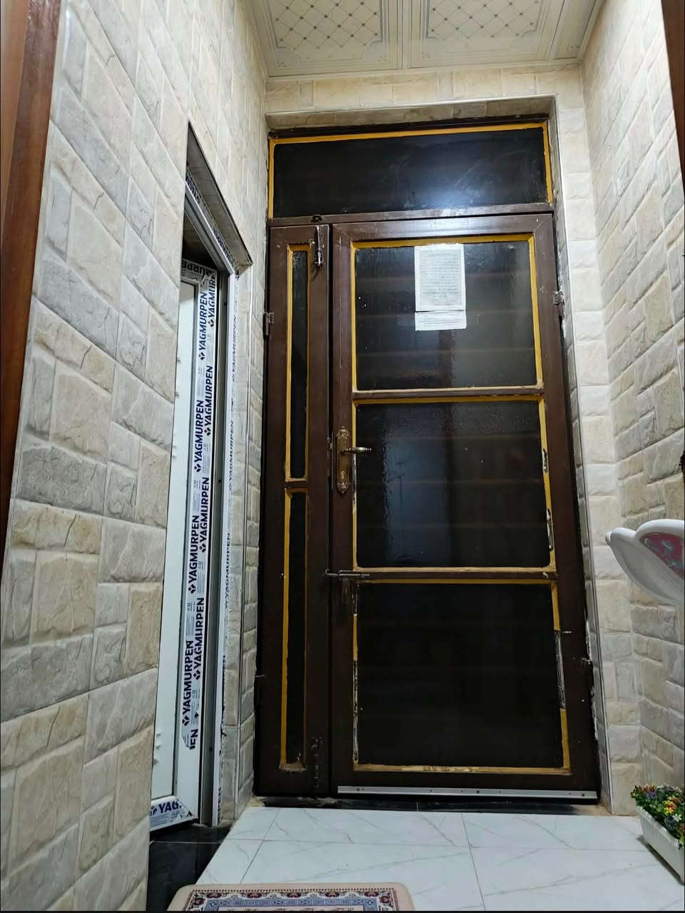 متوفر بيت للبيع في مجمع حي الجامعه السكني 200متر طابق واحد متكون من غرف نوم عدد2 وستقبال وصاله ومطبخ وصحيات عدد2 ومناور عدد2 احد المناور مستخدم مطبخ حار ولطابق الثاني بيتونه وصطح بيت متكامل مطلوب مبادره للاستفسار الاتصال او مراسله الوتساب***********
