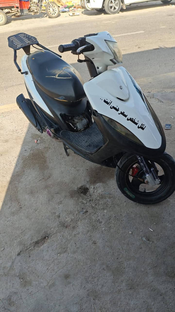سلام عليكم
دراجه ماكس عدله للبيع 
سعر 550 وبيه مجال 
الاستغناء خاص  الرقم ***********

نص مكتوب في الصور:
- لكل شخص سعر حتى انت ..