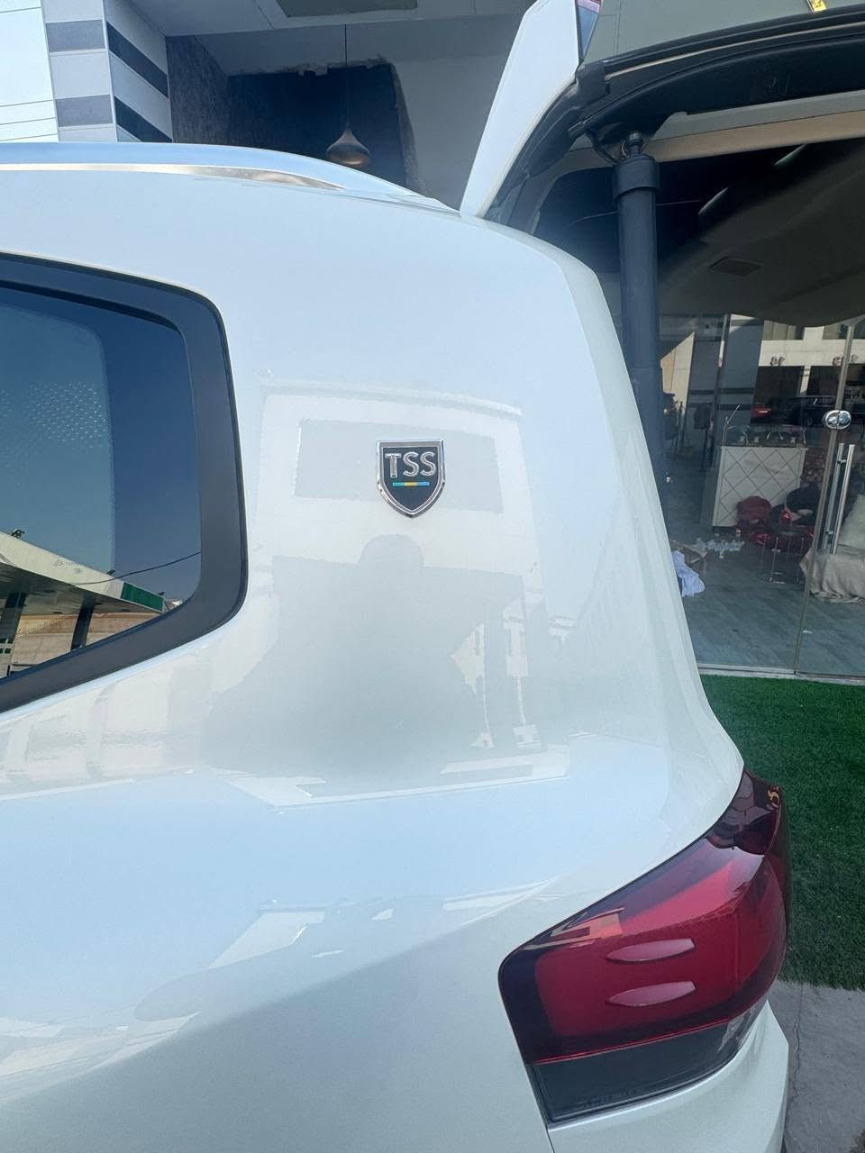 للبيع: تويوتا لاندكروزر GXR موديل 2025 (أخت الزيرو) 🚗✨
المواصفات والتفاصيل:
الموديل: 2025
الفئة: GXR (Twin Turbo) - ليمتد S (مواصفات خليجية)
المسافة المقطوعة: 2,000 كم فقط (بحالة الوكالة)
الضمان: ضمان شركة ساس لمدة 3 سنوات
اللون: خارجي أبيض / داخلي بيج (مقاعد جلد)
أبرز المواصفات:
نظام السلامة والأمان TSS (رادار، تنبيه اصطدام، تحديد مسار)
كاميرات 360 درجة مع كاميرا خلفية
دفلوك ونظام دفع رباعي
تشغيل عن بعد وبصمة دخول ذكي
فتحة سقف، شاشة لمس، أبل كاربلاي، نظام ملاحة (خرائط)
مقاعد تبريد وتدفئة وتحكم كهربائي
إضاءة LED وزينون وحساسات أمامي وخلفي
السعر: 85,500$ (855 ورقة) وبيه مجال مراعاة للطيبين والشراي الجاد
المكان: البصرة - الرباط
***********
