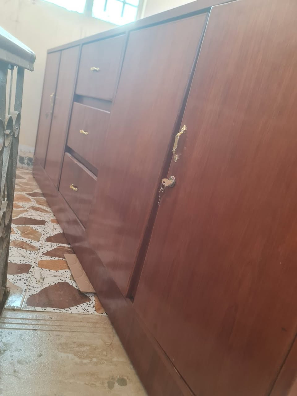 بوفية حطاطه قياس مترين ونص السعر ١٥٠
جرابي نفر عدد ثنين سعر الوحده ٢٥
العنوان قرية المختار *********** بي واتساب

