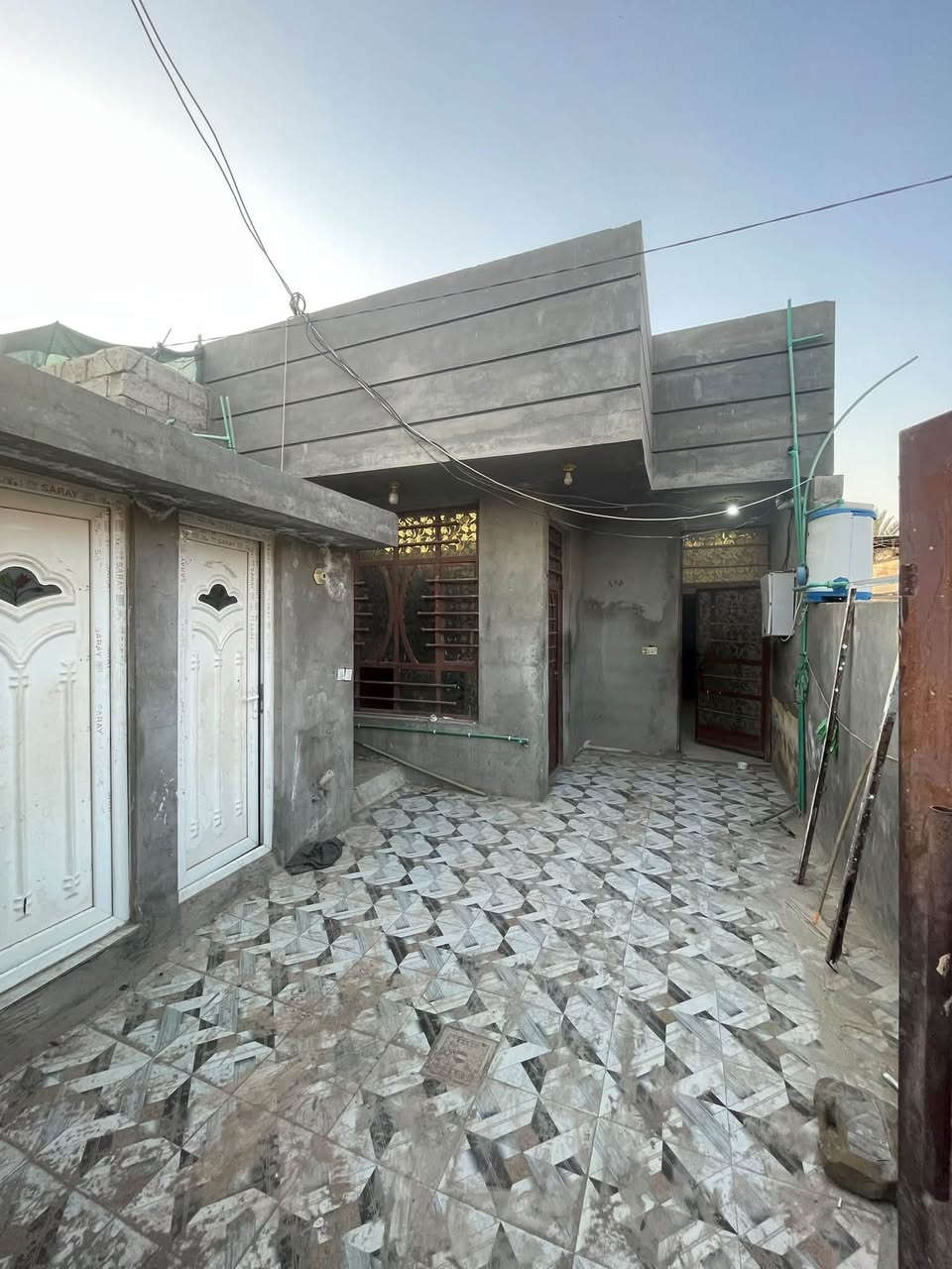 سلام عليكم 

دار لبيع زراعي 
لمساحه 100متر واجهه 5نزال 20
طابقين متكون من ستقبال ومطبخ وغرفتين نوم
وصاله وصحيات خارجيات وكراج مساحه بصيطه 

السعر 35

لعنوان بعقوبه باب الدرب 
لستفسار ***********
