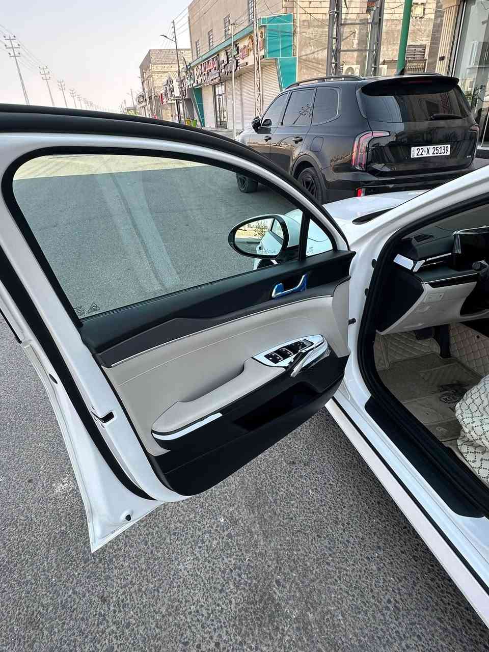 سلام عليكم سياره k5 خليجي ماشيه30km بعدها زيرو سياره حيل نضيفه وعلى ايدي بعدها حته بجياس الشركه بيها دحجه جدا بسيطه  سعر السياره 198 ورقه وبيها مجال جدا جدا بسيط  مكان السياره البصره شط العرب ***********
