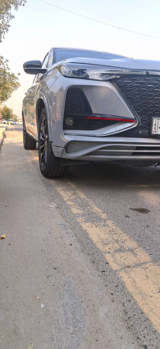 **شانجان CS75 plus   2022
*لون اسمنتي
*لون الداخل جلد احمر 
*حجم الاطارات R19
*حجم المحرك 2.0T
*القوى الحصانيه 230/5500
* كير اوتوماتيك
*اكزوس كروم مزدوج 
*الاضواء LED
*الاضواء اوتوماتيكيه
*الاضواء العالي والواطي اوتوماتيكيه
*كشافات اماميه
*اريل على شكل زعنفه القرش
*شاشه العدادات نوع LCD قياس 12.3انش
*شاشه معلومات وسطيه LCD حجم 10.25 انش
*ضوء داخلي للديكورLED
*ضوء ارضي للترحيب عند فتح الباب
*مكابح ABS
*نظام الكتروني لتوزيع القوى بالتساوي على دواليب 4 عند البريك
*نظام الكتروني لتحكم بالثبات ESP
*نظام للمساعدة اثناء النزول على المنحدر HDC
*ايرباك امامي للسائق والمرافق الامامي
*ايرباك جانبي للسائق والمرافق الامامي
*ايرباك جانبي عالي امامي وخلفي
*نظام ذكي لتتبع ضغط الهواء في الاطار
*نظام تسجيل اثناء القيادة
*حساس امامي عدد 6
*حساس خلفي عدد 6
*كروز كونترول ذكي ومتأقلم
*نظام تنبيه السائق اثناء القياده
*تحذير قبل التصادم الامامي FCW
*الكبح التلقائي في حالات الطوارئ عند وجود سياره
*الكبح الامامي في حالات الطوارئ عند وجود مشاه
*صوره بانوراميه 360 درجه الترا HD
*كاميرا خلفيه 
*بصمه
*نظام الصفط بالريمونت 
*فتحه سقف بانوراميه
*فتحه سقف كهربائيه
*مرايا جانبيه مدفئه
*مرايا جانبيه كهربائيه
*فلتر كربوني لتنقيه الهواء
*كرسي السائق يعدل كهربائي بثماني حركات
*ذاكره لموضع كرسي السائق
*كرسي المرافق يعدل كهربائي بأربع حركات
*تدفئه في الكراسي الاماميه 
*تهوئه في الكراسي الاماميه
*باب الصندوق الخلفي كهرباء

*نظام تكييف اوتوماتيكي منفصل التحكم للسائق والمرافق
*بلوتوث
*سماعات عدد 8
*نظام تحسين صوت الموسيقى ثلاثي الابعاد
*عدد مخارج USB  في الامام 2
*عدد مخارج USB  في الخلف 2

مكاني بغداد الاعلام شارع الضغط 
*********** 
السيارة حادثه الجنطة  
السيارة فول مواصفات
ماشية 75 الف قابل للزيادة
