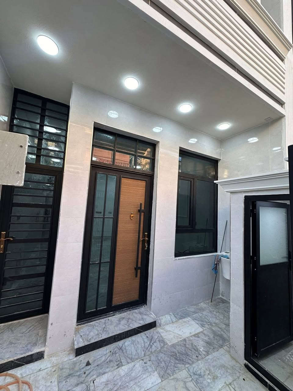 مشتمل للبيع مساحة ٨٦ م
مدخلين 
يحتوي على #استقبال #مطبخ #٣غرف #خدمات
الموقع #الشعب شارع عدن مقابيل مطعم حجي عادل بظهر الشارع العام
للأستفسار آكثر الأتصال على الأرقآم
***********
الأخوين للوساطة العقارية

