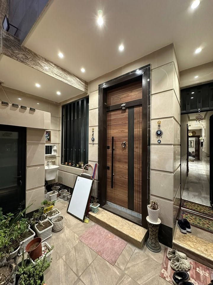 🏡دار حديث للبيع🏡
🔺 المساحة :٩٥م مميز
🔻الواجهة:٤.٧٥م. النزال:٢٠م 
🔹سنة البناء :٢٠٢٤
     🔶الطابق الارضي:     
       🔸️مدخلين 
       🔸استقبال
       🔸️صالة 
       🔸️مطبخ (حار + بارد)
       🔸️خدمات صحية 
       🔸️غرفة نوم كبيرة
       🔸منور جانبي  
 
🔶الطابق الاول:  
       🔸️عرفتين نوم كبيرة (سويت)       
       🔸صالة 
       🔸️خدمات صحية 

📌موقع الدار/ حي البنوك خلف شارع الميثاق
🔶شارع 15+ رصيف 
_____________________________________________
للاستفسار مراسلة الصفحة على الخاص 
او الاتصال على الارقام التالية:
☎️***********
📞متوفر واتساب+واتساب

او مراجعة⭕ مكتب الدار للوساطة العقارية⭕
📍 عنوان المكتب: حي البنوك بداية شارع الكنيسة من جهة الجسر
