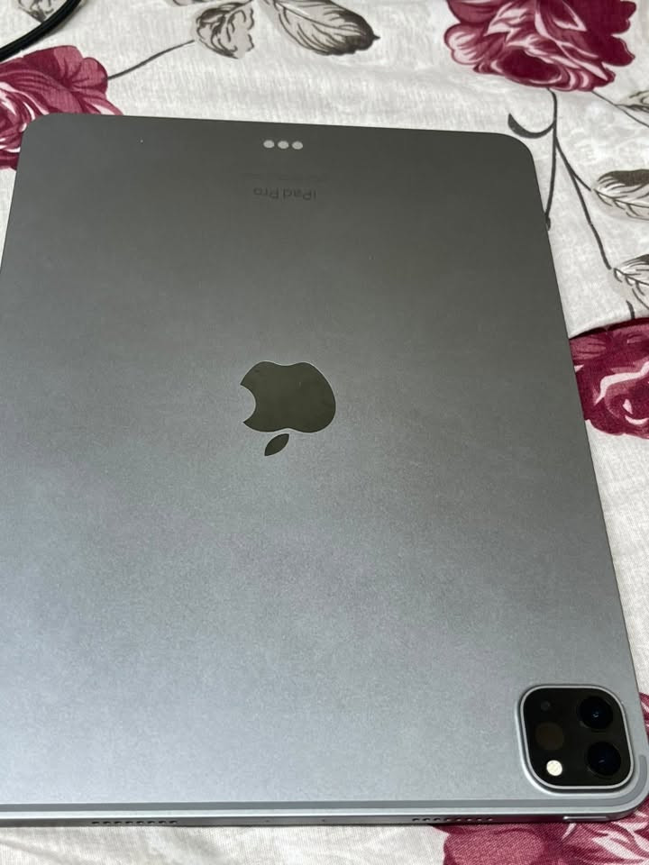 للبيع: iPad Pro 11 (الجيل الرابع) - معالج M2 📱🔥
 المعالج: Apple M2 (أداء قوي وسلس جداً في الألعاب مثل ببجي على أعلى إعدادات).  
 الشاشة: 11 بوصة بتردد 120Hz.  
 المساحة: 128 جيجا.  
 اللون: رمادي (Space Gray).  
 نسبة البطارية: 86% (حالة ممتازة وحسب فحص البرنامج).  
 نسبة فحص الجهاز (3uTools): 98% (جميع القطع أصلية وسليمة).  
 الملحقات: الكرتونة الكاملة متوفرة (بدون شاحن).
📌 الموقع: [بغداد فقط]
💰 السعر: [800 الف وبي مجال بسيط]
📞 للتواصل: عبر الرسائل أو الرقم [***********]

نص مكتوب في الصور:
- الإعدادات الحساب عناصر التحكم الرسومات الجرافيكية مفاتيح التحكم الحساسية الالتقاط نقطة التصويب والمؤثرات الصوت ورد فعل اللمس الإشعارات الخصوصية والاجتماعية اللغة والشبكة غير ذلك تفضيلات الرسومات مخصص معدل إطارات أفضل متوازنة رسومات أفضل (مخصصة: اضبط التفضيلات يدويًا. لكن انتبه، فقد يؤدي تعيين قيم عالية لجميع الإعدادات إلى مشكلات في الأداء، مثل ارتفاع درجة الحرارة أو استنفاد البطارية أو بطء اللعبة) معدل الإطارات: مرتفع الرسومات: عالية الدقة Hub تم تمكين تحسين رسومات ساحة الانتظار. ساحة الانتظار معدل الإطارات: معدل الإطارات: ألترا إكستريم الرسومات: سلاسة فائقة القتال ساحة الانتظار HUB المنزل الرسومات (2) عالية الدقة HDR فائق HDR فائق HDR متوازنة سلسة سلسة فائقة BETA إعدادات معدل الإطارات فائقة مرتفع متوسطة توفير الطاقة توفير الطاقة فائقة قوية إكستريم+ ألترا إكستريم ضبط ذكي ضبط يدويا يفضل مفضل لمعدل الإطارات (يجب خفضه إن ارتفعت حرارة الجهاز أو تعرضت اللعبة للتقطيع أو استنفدت البطارية بسرعة.) إعدادات الرسومات المتقدمة الرسومات التكيفية: تفعيل الظلال: تفعيل توفير الطاقة: تفعيل تنعيم الحواف: تعطيل تحسين رسومات ساحة الانتظار BETA تفعيل تعطيل طراز مخصص نمط الرسوم الكلاسيكية... عالية... ملونة... عالية... الفيلم (إعادة التعيين لاستعادة إعدادات الرسومات الافتراضية) إعادة ضبط الرسومات