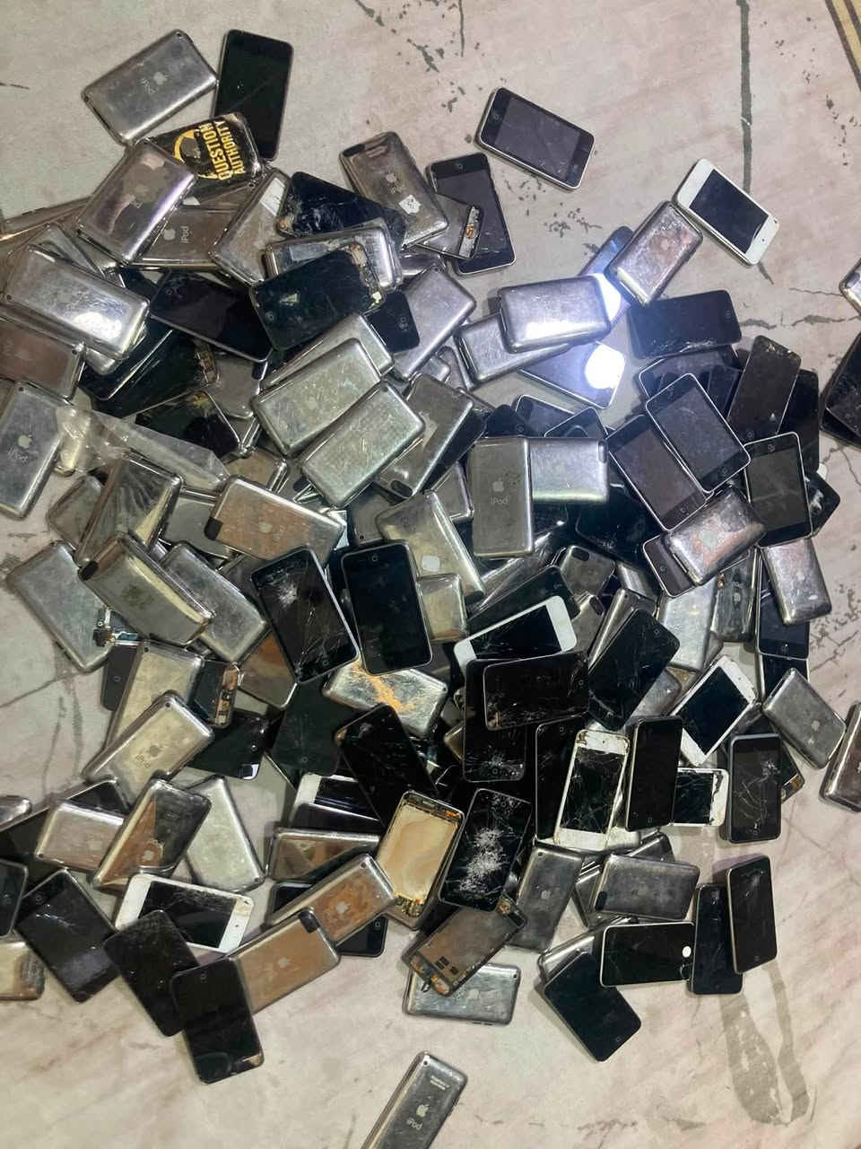 ايبود
تالف ذواكر او بورد يباع 
القطعه ب الف ونص 
***********
يوجد توصيل 
العدد الكلي 250 قطعه باقي
