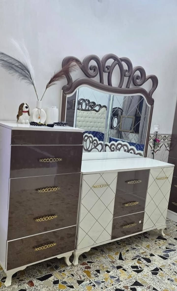 غرفه للبيع ٦ قطع نظيفه فقط مجر واحد من ميز التواليت مكسور السعر ٦٠٠ وبيها مجال ***********
