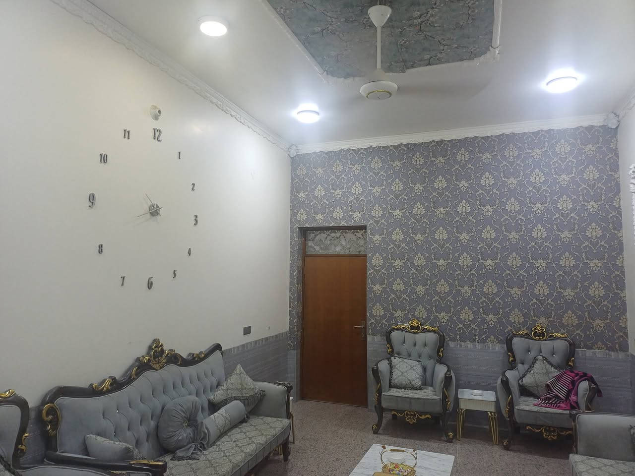 السلام عليكم
بيت مساحه ٢٠٠ متر بناء حديث كونكريت مطلوب عقار البيت تريد العقار وراك جيب كفيل وحول الكفاله وداور العقار  تريد العقار وراي تدفع سعر كامل واني اكمل التسديد يحتوي على 
٣ غرف نوم 
صاله 
مطبخ 
استقبال 
حمام داخلي غربي 
حمام خارجي شرقي 

العنوان حي الزيتون شارع ٢٠ بدايه الشارع 
للتواصل 
***********
اتصال او واتساب
