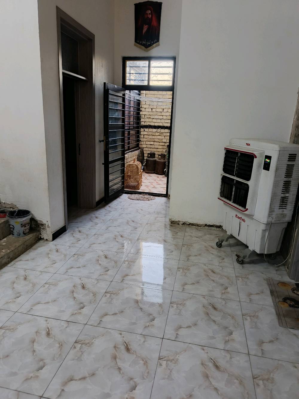 يالله السلام عليكم خوان بيت للبيع في الدورة البعيثة مقابل مجمع العدل الثاني شارع البيطرة مساحة 150متر عقد 117 متكون من غرفتين نوم  وصالة واستقبال  وصحيات  و حمام داخلي ومطبخ
السعر  110مليون وبيه مجال 
  الرقم  الاستفسار ***********
 الرقم الثاني ***********
السلام عليكم بيت للبيع في الدورة البعيثة مقابل مجمع العدل الثاني شارع البيطرة مساحة 150متر عقد 117 متكون من غرفتين نوم  وصالة واستقبال  وصحيات  و حمام داخلي ومطبخ