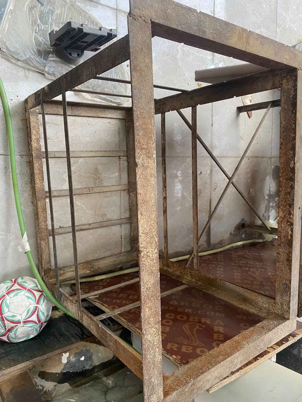 سيبايا سيارة • قفص مكيف ٢ طن • دبات نفط