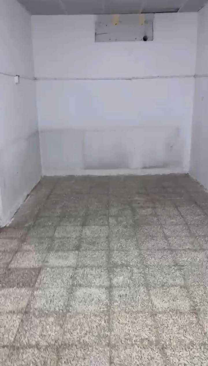شقه درج معزول للايجار في المعقل(دور الهنديه)تحتوي على غرفتين وديوانيه وصاله ومطبخ وصحيات السعر 350 الف
واتس ***********
