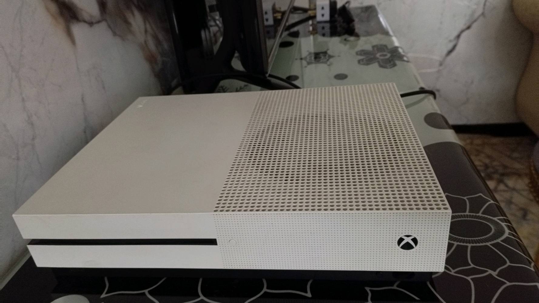 xbox one s للبيع

الجهاز نضيف ويخبل 
كامل الملحقات 
يده مال سيريس اصلية نسخة خاصة 
وسعره 130 قفل
مكاني ب النجف ويوجد توصيل داخل نجف فقط
للتواصل ***********