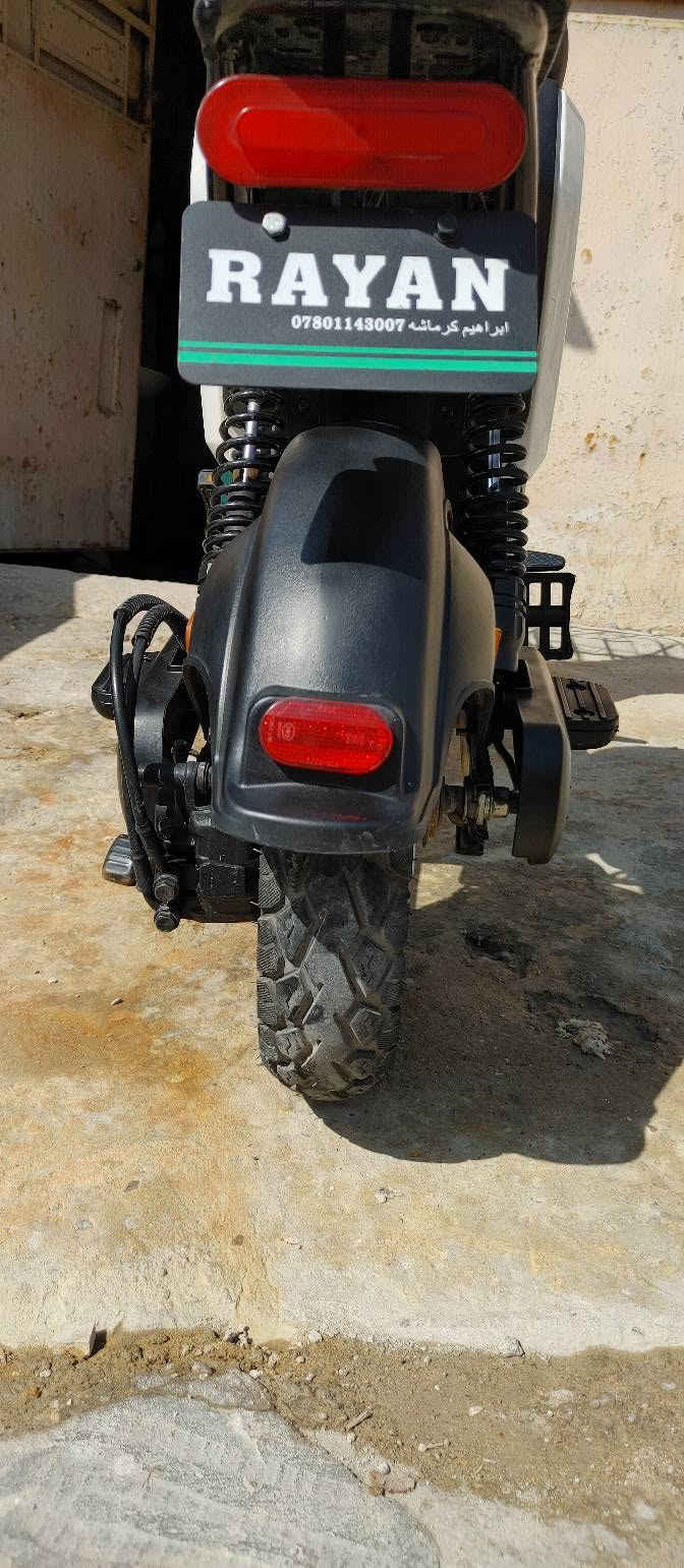 دراجة شحن للبيع نضيفة كلش استخدام قليل ناعمة بالمشي والطسة كهربائيات كلها شغالة بدون نقص لايت عالي وناصي واشاير يمين يسار ودبل اشارة نضام بك ار سرعة ٦٠  اربع نمر بطاريات اربعة كبار الدراجة على وضع الشركة العنوان بغداد الزعفرانية السعر  ٤٥٠  بيها مجال  ***********
