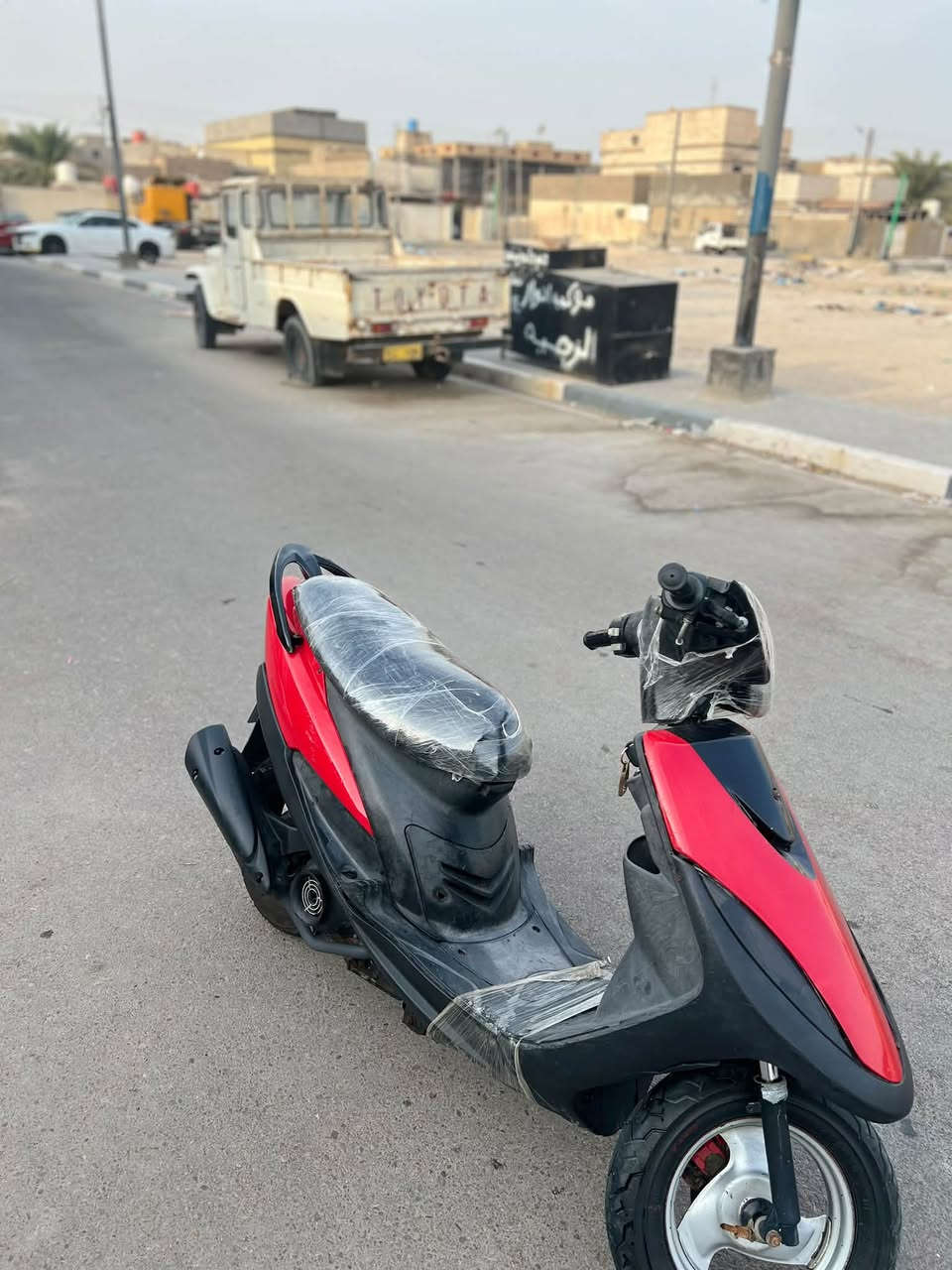 سلام عليكم ماكس عدله مزوده  بوشه ٥٥. دراجه ما مفتوحه. دراجه حلوا وشلعته تخبل.  ب٥٥٠. وبيه مجال.  كهربائياته شغاله كلشي شغال بيه. الطيبين.   عنواني بصره زبير ومستعجل ع بيعته. رقم ***********
